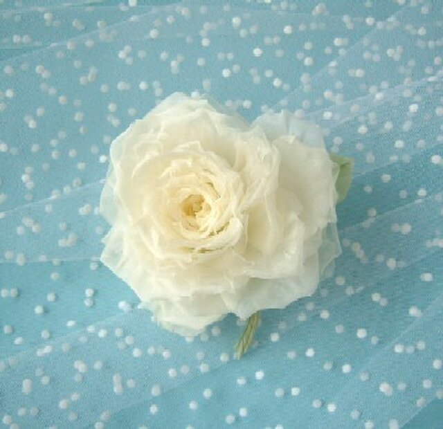 2種シルク使いの巻き薔薇 ばら 白 * コサージュ 髪飾りの画像1枚目
