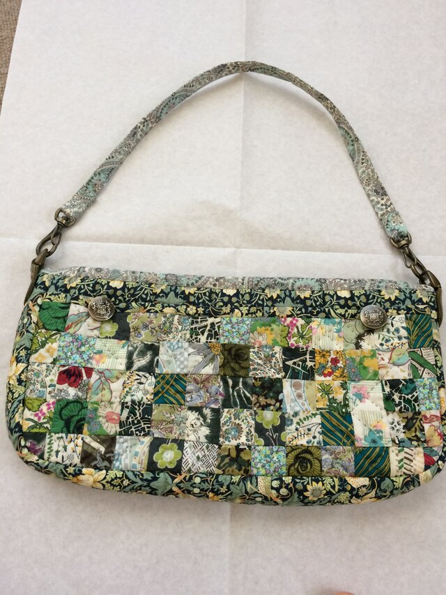 リバティパッチワークの持ち手付ポーチ