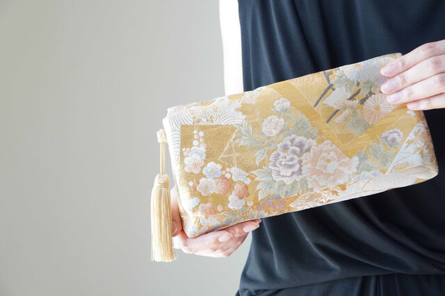 花文様 シルク帯 2wayクラッチバッグ& ハンドバック 絹帯 リメイク 結婚式、パーティー、日常使いに。の画像1枚目