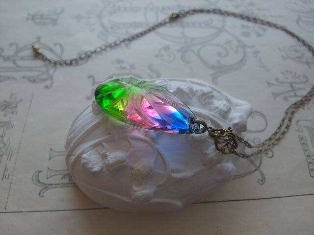 ヴィンテージ アイリスGlass大粒しずく(41×21ﾐﾘ）ネックレス