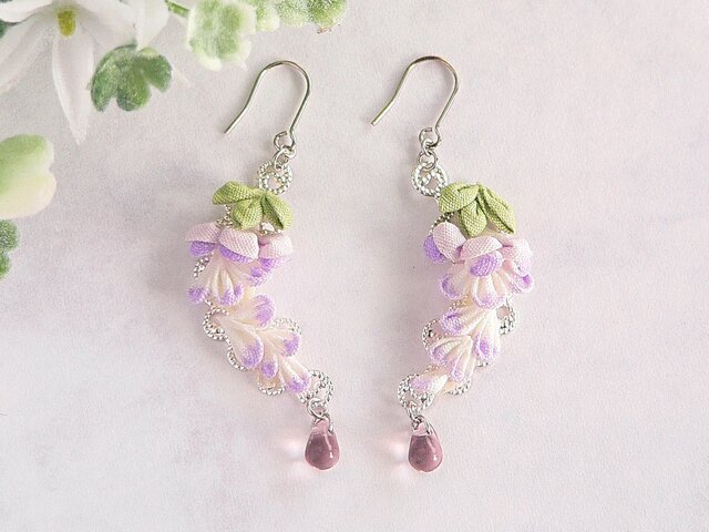 揺れる藤の花のピアス *つまみ細工*の画像1枚目