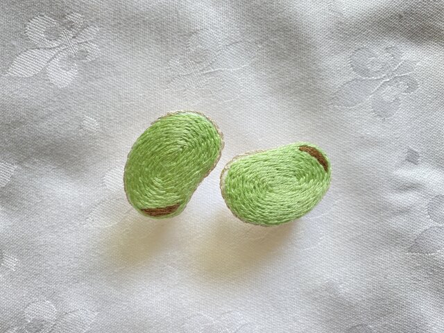 悩めるそらまめ刺繍のブローチ 2個組 | iichi 日々の暮らしを心地よく