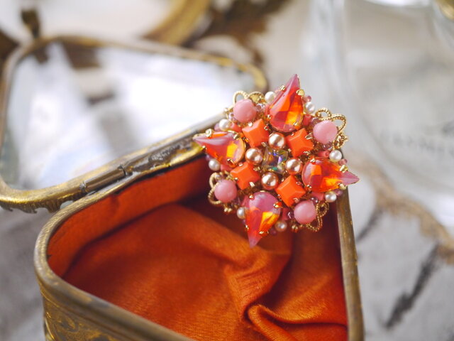 アマリリス色のアンティークブローチ Iichi ハンドメイド クラフト作品 手仕事品の通販 アマリリス色のアンティークブローチ Iichi ハンドメイド クラフト作品 手仕事品の通販