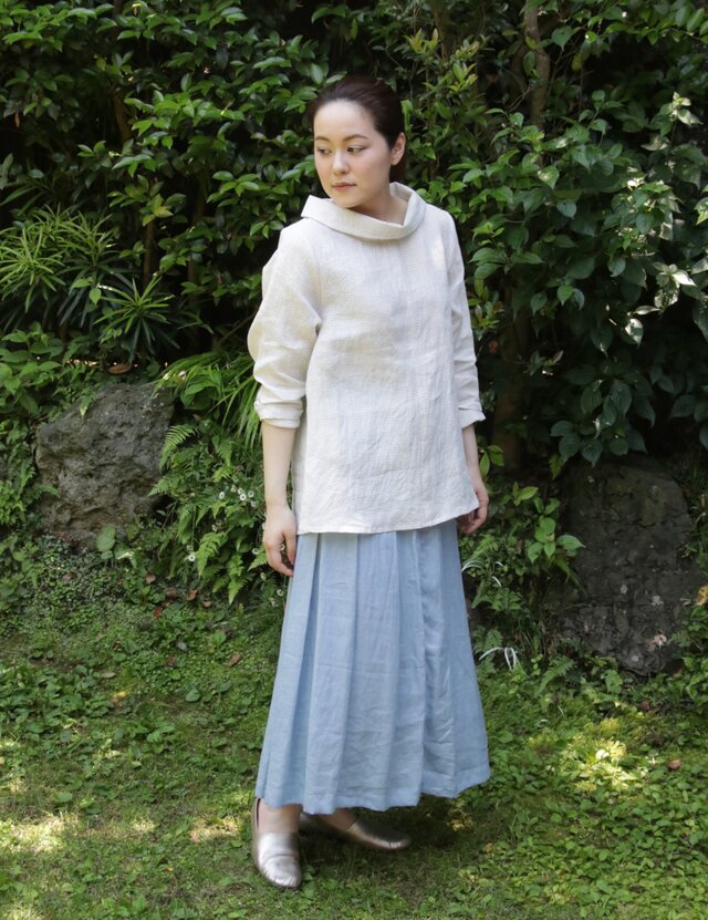 麻絣のハイネックブラウスの画像1枚目