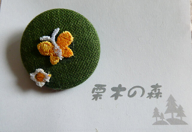 萌葱色と蝶々のブローチの画像1枚目