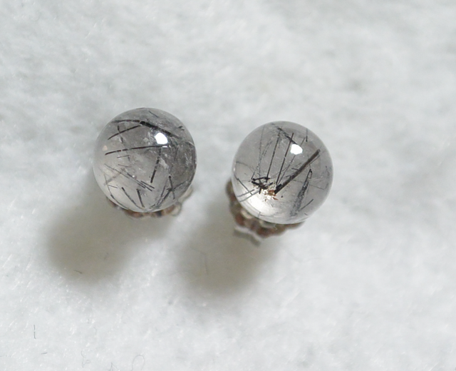 (1点もの)ブラックトルマリンクオーツのスタッドピアス(6mm・チタンポスト)の画像1枚目