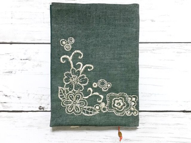 手刺繍ブックカバー*銀色の花の画像1枚目