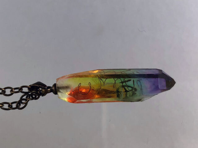 虹色鉱石 インクルージョンクォーツM2-G | iichi 日々の暮らしを