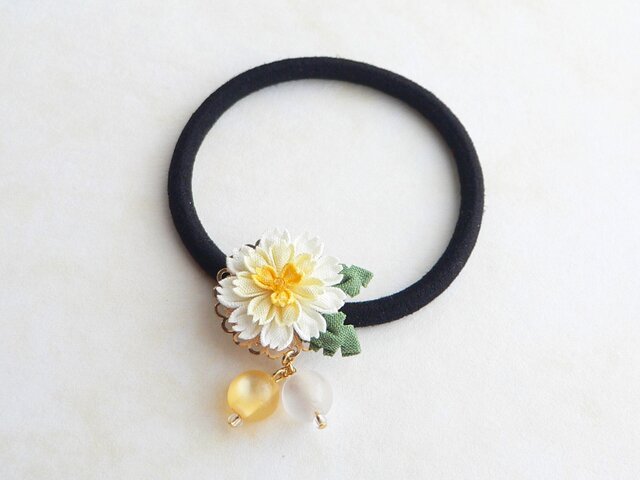 白花たんぽぽと春風のヘアゴム （ つまみ細工＊受注制作 ） | iichi