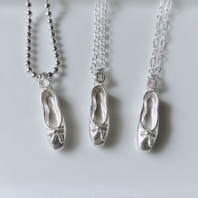 Ballet shoe necklace/silverの画像1枚目