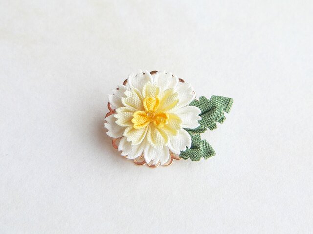 マスクにも】 白花たんぽぽのミニブローチ （ つまみ細工＊受注制作