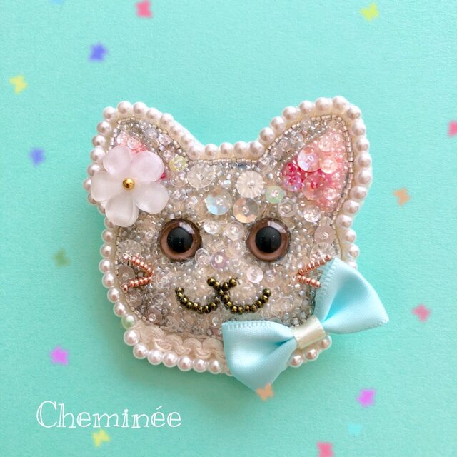 刺繍　猫　ブローチ　ビーズ　ハンドメイド ビーズ刺繍♡ネコのフェイスブローチ | iichi 日々の暮らしを心地よく