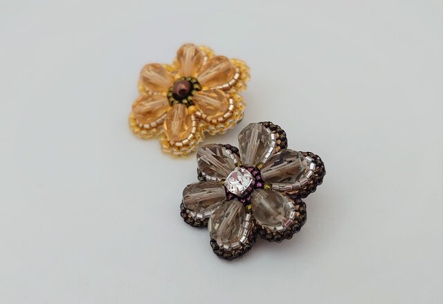 UNDERCOVER アンティークビーズブローチ but beautiful…② グレーの6枚花弁 ビーズ刺繍ブローチ | iichi 日々の暮らしを