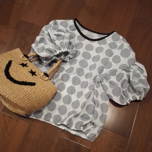 ポコポコふんわり水玉パフスリーブトップス