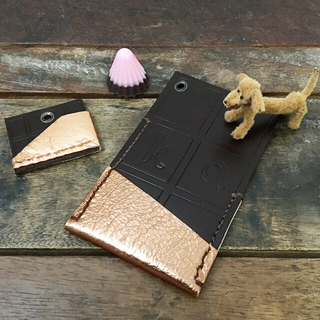 板チョコ 本革 イニシャル パスケース 片面ポケット ｉｃカードケース チョコレート エンボス 手縫い Iichi ハンドメイド クラフト作品 手仕事品の通販