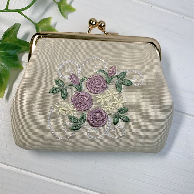 (両面刺繍)ローズブーケ 二つ折の札が入る がま口薄型 カードポケットx2個付 モアレの画像1枚目