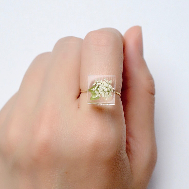 紫陽花(あじさい)に見立てたレースフラワーとジルコニアのコイルリング(CZ, レジン, 送料無料)の画像1枚目
