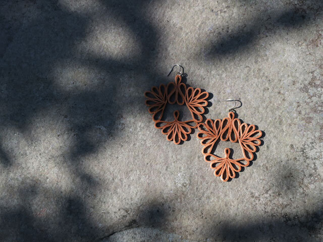 透かし模様のレザーピアス triangleの画像1枚目