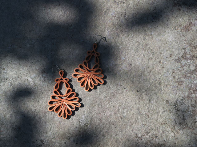 透かし模様のレザーピアス leafの画像1枚目