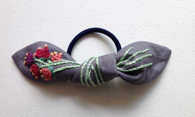 はなむすび刺繍のヘアゴム(グレー)の画像1枚目