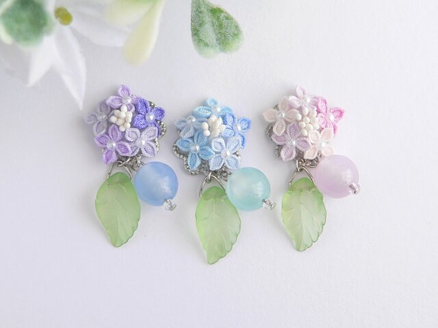 【売り切れ】透き通る紫と緑のイヤリング がくあじさいとミルキービーズのピアス （ つまみ細工＊受注制作