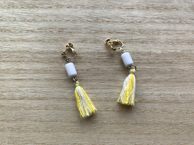 国産シルク100%タッセルイヤリング yellowの画像1枚目