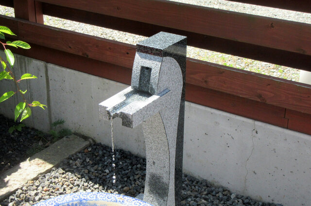 水出し口の石-2の画像1枚目