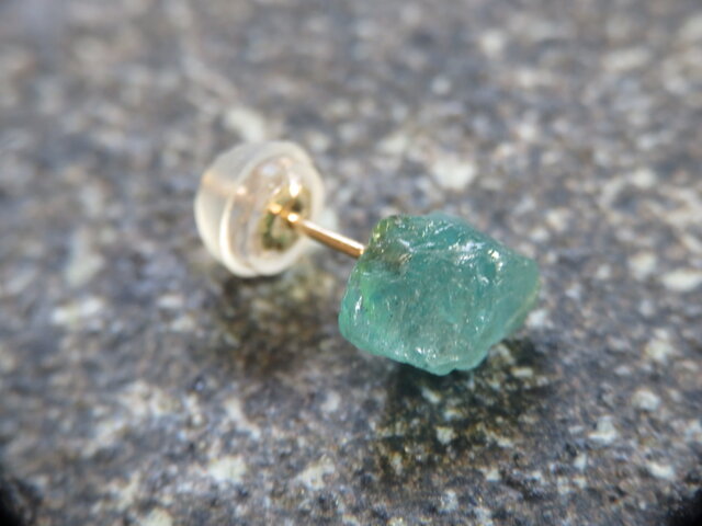 Rough stone ピアス アパタイト(原石)のシングルピアスの画像1枚目
