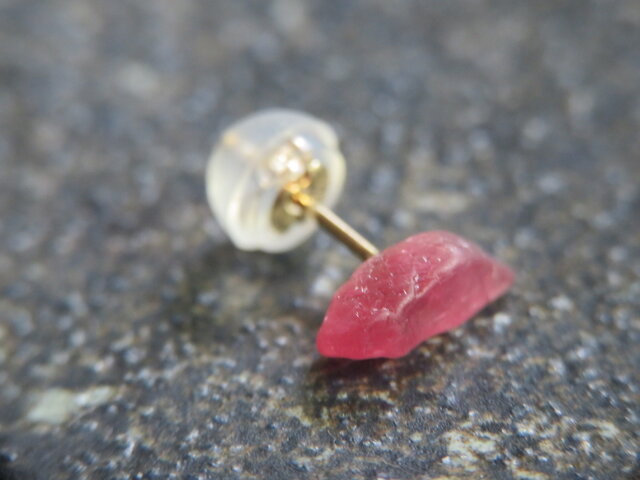 Rough stone pierce ピンクスピネル(原石)のシングルピアスの画像1枚目