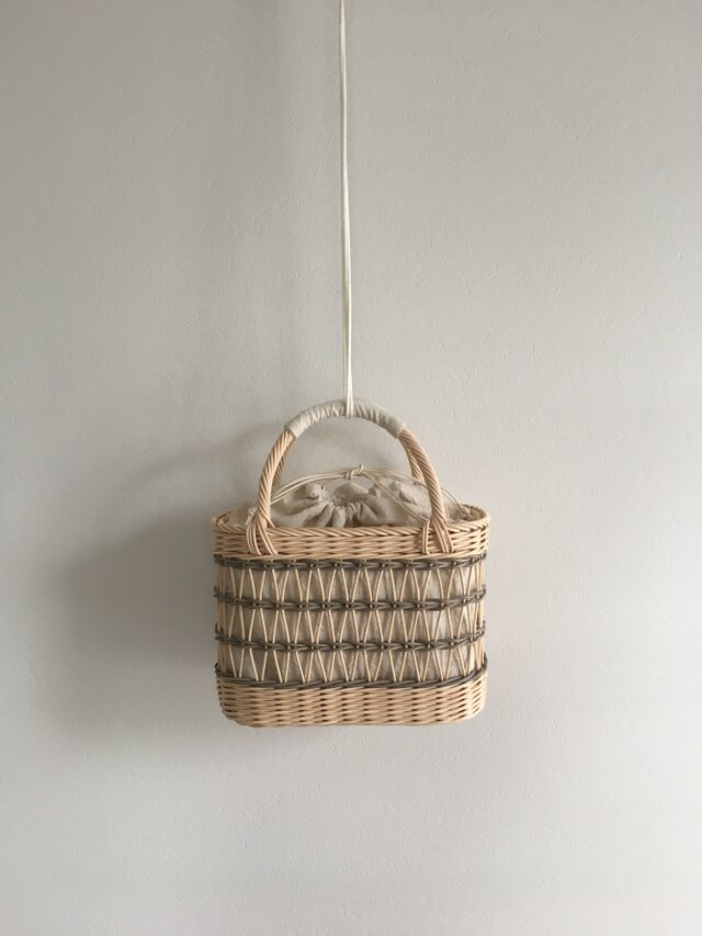 グレーの透かし編みカゴバッグの画像1枚目