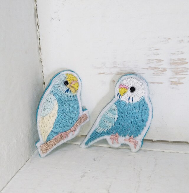 2羽のセキセイインコちゃん*刺繍ブローチの画像1枚目