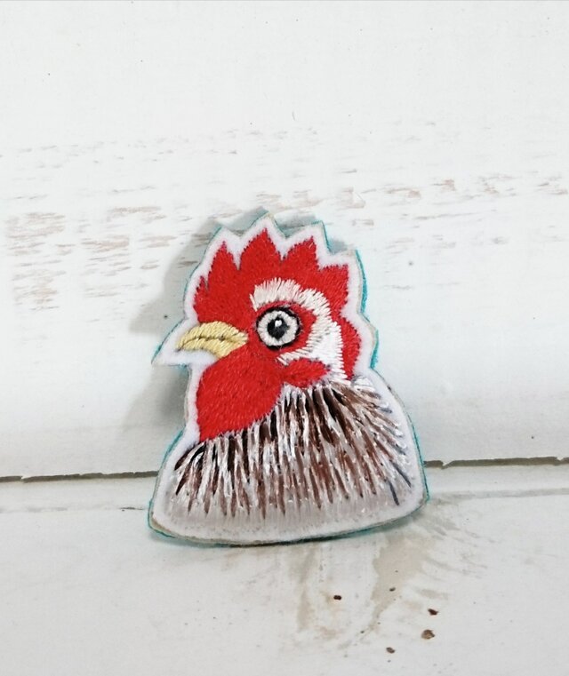ニワトリちゃんの肖像*刺繍ブローチの画像1枚目