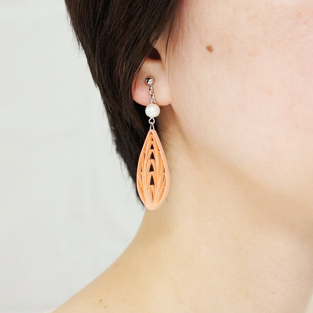 片耳0.6g♪透け感大ぶりドロップピアス [コーラルピンク] 〜ペーパークイリングの軽いコンフォートピアス〜