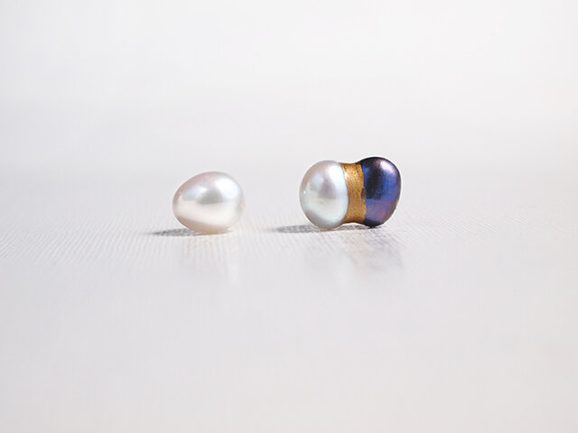 金継ぎパールのピアス01<ホワイト・ネイビー・ゴールド>/受注生産の画像1枚目