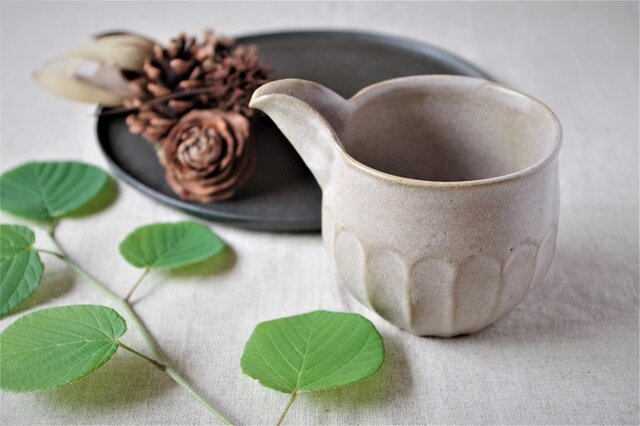 カフェオレ色のたっぷり片口 しのぎ削りの画像1枚目