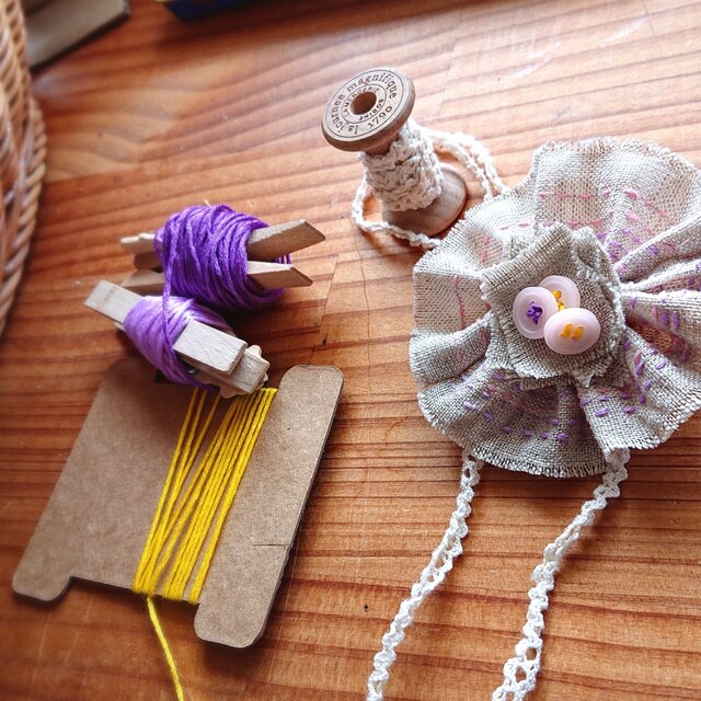 リネンと刺し子で切りっぱなしコサージュ *