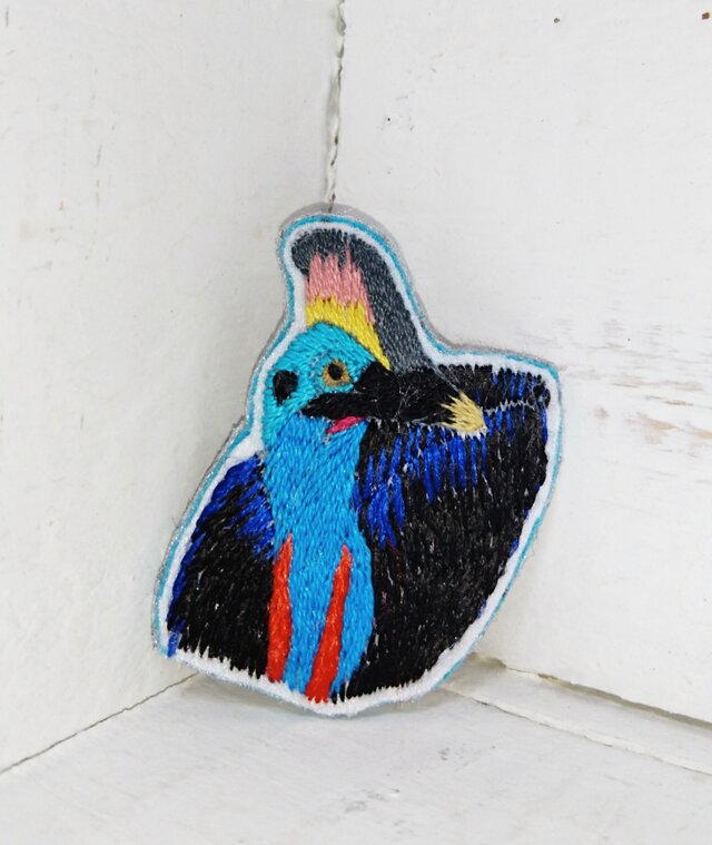 ヒクイドリさんの肖像*刺繍ブローチの画像1枚目