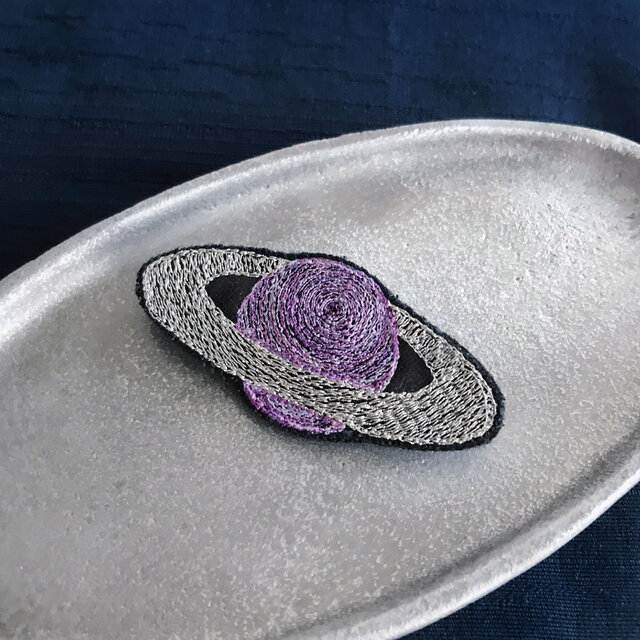 土星刺繍ブローチ(シルバー)《受注制作》の画像1枚目
