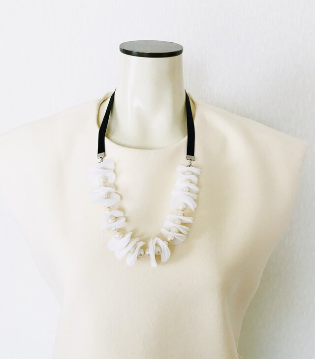 ガラスパール＆ひらひら薄地　リボンネックレス