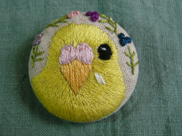 刺繍 セキセイインコ(イエローオパーリン) ブローチ くるみボタン 鳥の画像1枚目