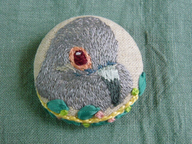 刺繍 ウスユキバト 薄雪鳩 ブローチ 鳥の画像1枚目
