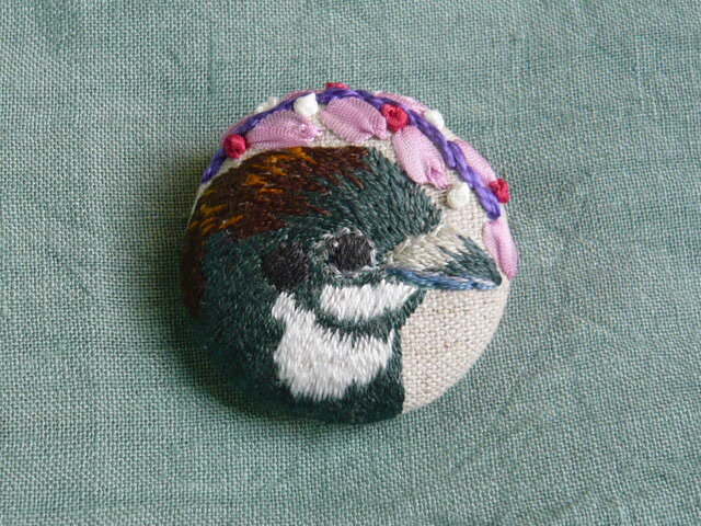刺繍 ヒメウズラ ブローチ 鳥の画像1枚目