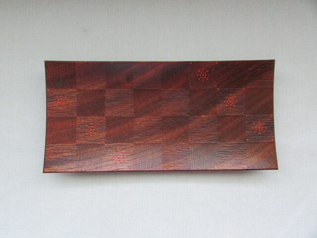 欅拭き漆 市松彫皿 | iichi 日々の暮らしを心地よくするハンドメイドや