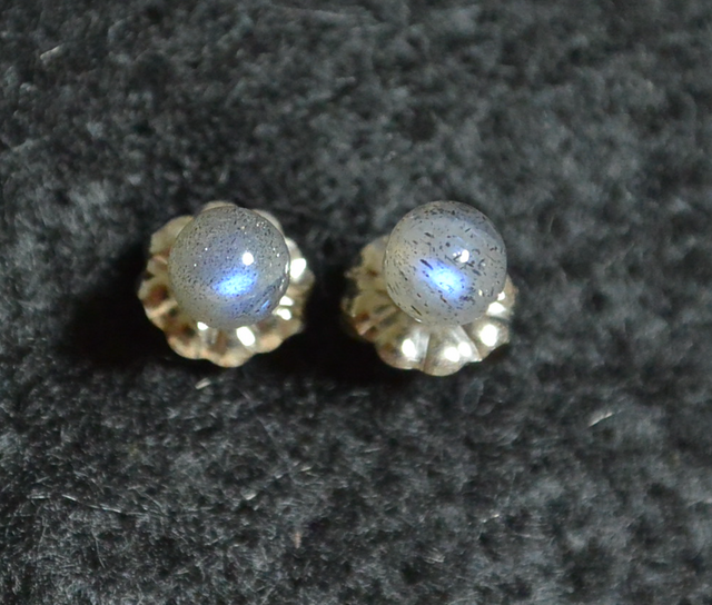 (1点もの)小粒ラブラドライトのスタッドピアス(4mm・チタンポスト)の画像1枚目