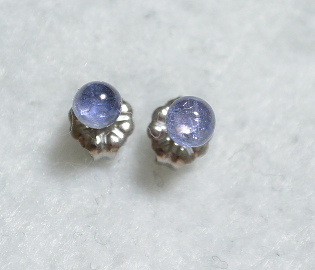 (1点もの)タンザナイトのスタッドピアス(4mm・チタンポスト)の画像1枚目