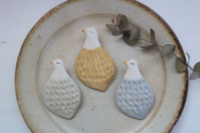 陶器で作った鳥のブローチ B( 黄色・空色・ミントグリーン )の画像1枚目