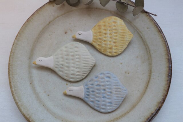 陶器で作った鳥のブローチ C( 黄色・空色・ミントグリーン )の画像1枚目