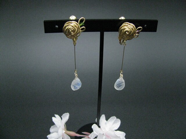 宝石質ロイヤルムーンストーンの薔薇モチーフイヤリングの画像1枚目