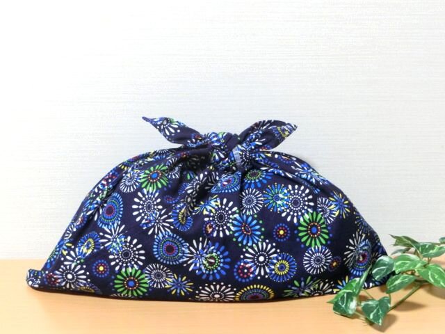 あずま袋 (大)紺色花火柄 バッグの中見え防止にもの画像1枚目