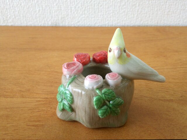 印鑑スタンド(陶)オカメインコ&薔薇の画像1枚目